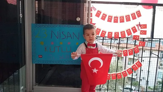Fethiye'de 23 Nisan coşkusu balkonlara taşındı