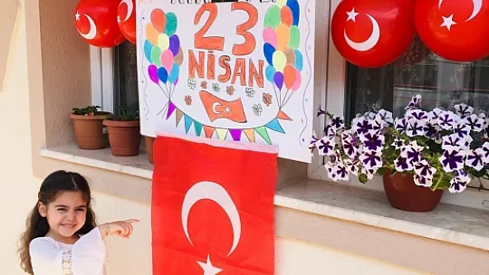 Fethiye'de 23 Nisan coşkusu balkonlara taşındı