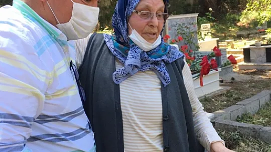 Anneler Günü dolayısıyla karanfil dağıttılar 