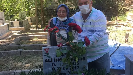 Anneler Günü dolayısıyla karanfil dağıttılar 