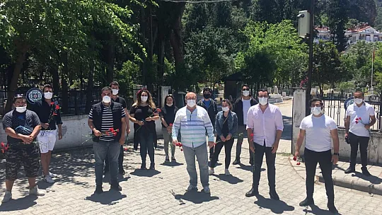Anneler Günü dolayısıyla karanfil dağıttılar 