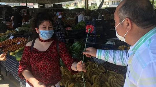 Anneler Günü dolayısıyla karanfil dağıttılar 