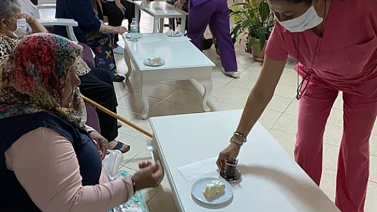 Huzurevinde Anneler Günü Kutlandı