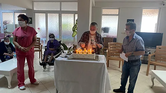Huzurevinde Anneler Günü Kutlandı
