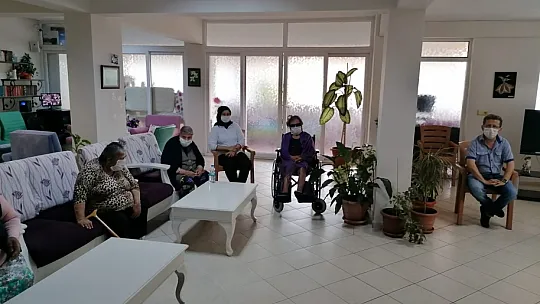 Huzurevinde Anneler Günü Kutlandı