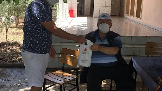 Muhtar Canözü dağıtımları kendisi yapıyor