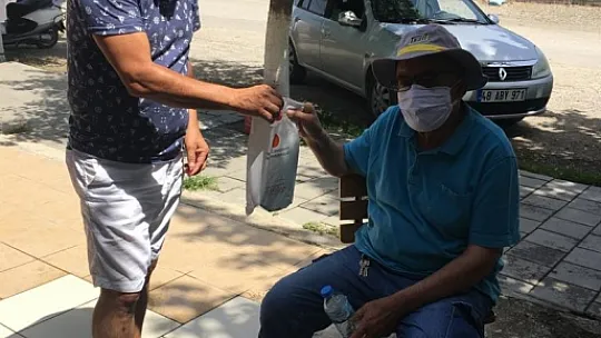 Muhtar Canözü dağıtımları kendisi yapıyor