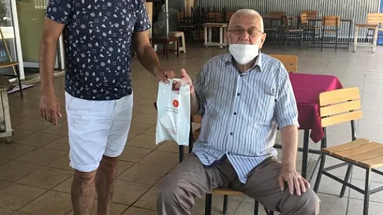 Muhtar Canözü dağıtımları kendisi yapıyor