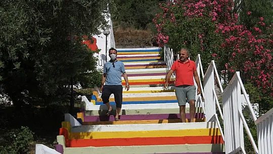 Fethiye'de site merdivenlerine gökkuşağı renkleri