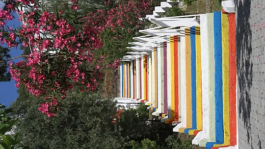 Fethiye'de site merdivenlerine gökkuşağı renkleri