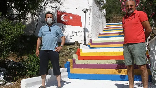 Fethiye'de site merdivenlerine gökkuşağı renkleri