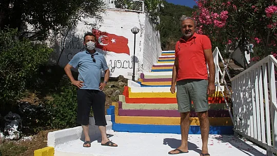 Fethiye'de site merdivenlerine gökkuşağı renkleri