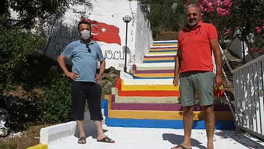 Fethiye'de site merdivenlerine gökkuşağı renkleri