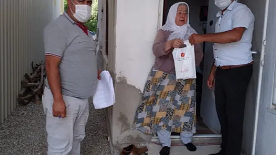 SEYDİKEMER'DE 65 YAŞ ÜSTÜ VATANDAŞLARA MASKE VE KOLONYA DAĞITIMI DEVAM EDİYOR