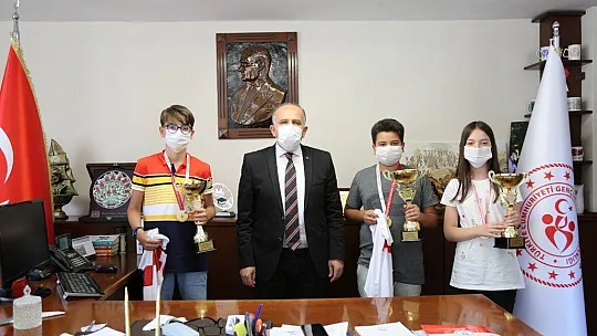 Online Halk Oyunları birincileri ödüllerini aldı