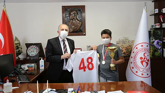 Online Halk Oyunları birincileri ödüllerini aldı