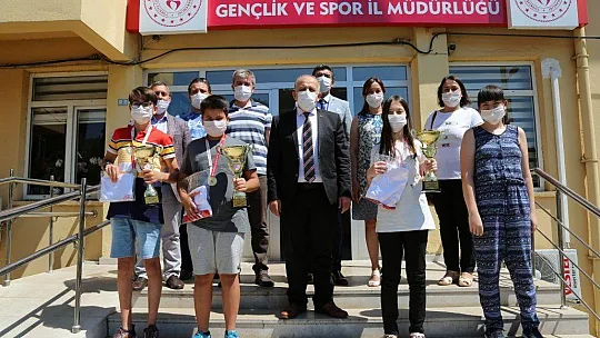 Online Halk Oyunları birincileri ödüllerini aldı