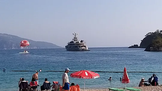 RUS MİLYARDERİN YÜZEN SARAYI ÖLÜDENİZ'DE