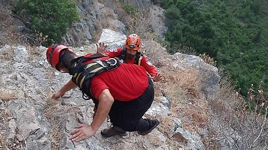 AKUT ve JAK ekibi tatilciyi kurtardı