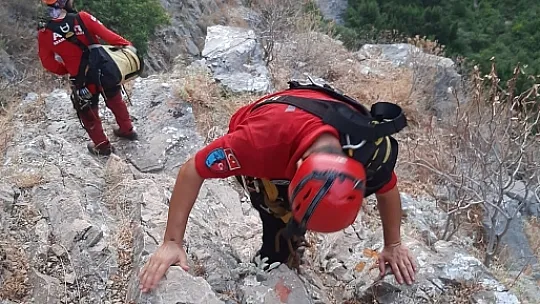 AKUT ve JAK ekibi tatilciyi kurtardı