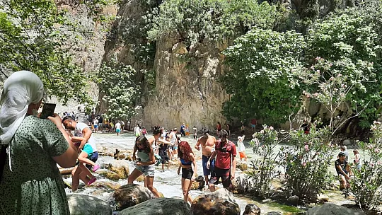 SAKLIKENT KANYONUNA YERLİ TURİSTLER AKIN EDİYOR