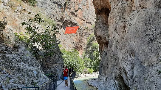 SAKLIKENT KANYONUNA YERLİ TURİSTLER AKIN EDİYOR