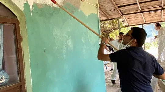 CHP'Lİ DEMİR, GENÇLERLE CAMİ BOYADI