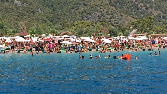 YÜZLERCE TATİLCİ TÜRK BAYRAĞI ASILIRKEN ÇIĞLIKLAR ATTI