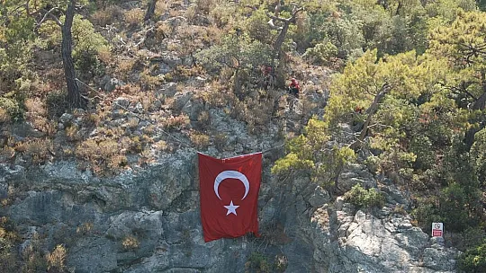 YÜZLERCE TATİLCİ TÜRK BAYRAĞI ASILIRKEN ÇIĞLIKLAR ATTI