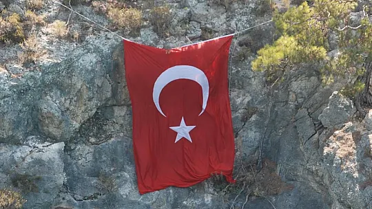 YÜZLERCE TATİLCİ TÜRK BAYRAĞI ASILIRKEN ÇIĞLIKLAR ATTI