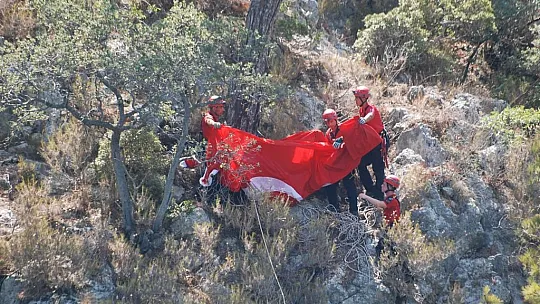 YÜZLERCE TATİLCİ TÜRK BAYRAĞI ASILIRKEN ÇIĞLIKLAR ATTI