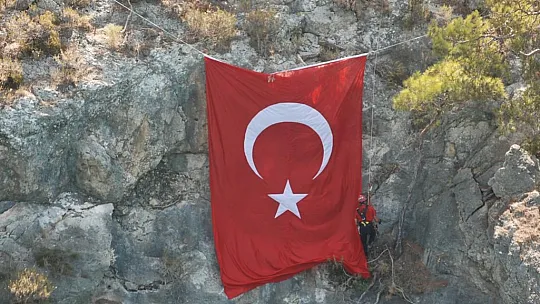 YÜZLERCE TATİLCİ TÜRK BAYRAĞI ASILIRKEN ÇIĞLIKLAR ATTI