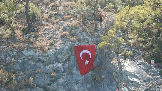 YÜZLERCE TATİLCİ TÜRK BAYRAĞI ASILIRKEN ÇIĞLIKLAR ATTI