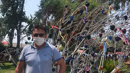 Açık havada deniz kenarında kahvaltı keyfi