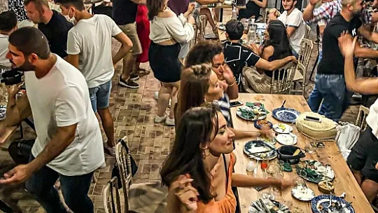 KENDİ KENDİLERİNİ YAKTILAR