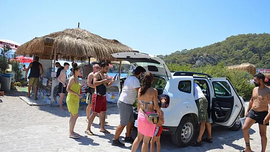 MİSİNA YUTAN YEŞİL DENİZ KAPLUMBAĞASINA OPERASYON