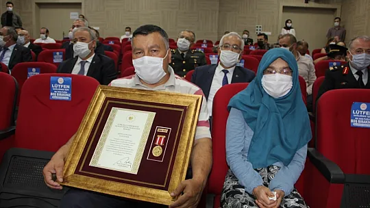 Şehit yakınları ve Gazilere Devlet Övünç Madalyası verildi