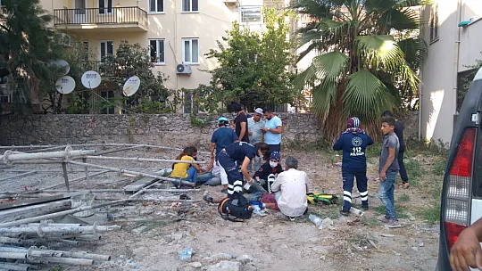 İnşaat iskelesi çöktü 4 yaralı