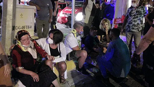 Fethiye'de otomobil ambulansa çarptı: 6 yaralı