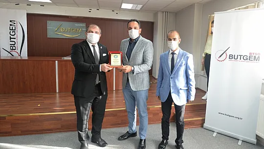 GAZETECİ ADAYLARI SERTİFİKALARINI ALDI