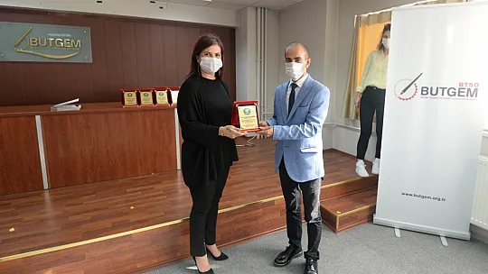 GAZETECİ ADAYLARI SERTİFİKALARINI ALDI