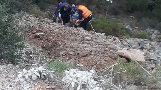 Uçuruma Yuvarlanan Otomobilin Sürücüsü İtfaiye tarafından Kurtarıldı