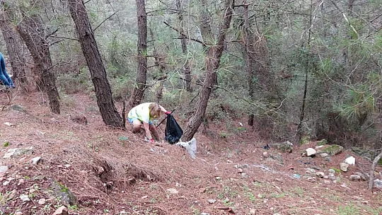 Kayaköy'de 3 ton çöp toplandı