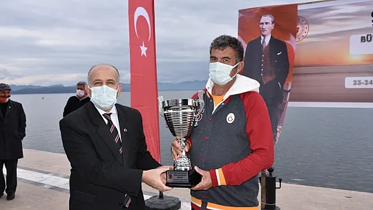 Ezeli rekabet kürek yarışlarında yaşandı