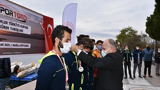 Ezeli rekabet kürek yarışlarında yaşandı