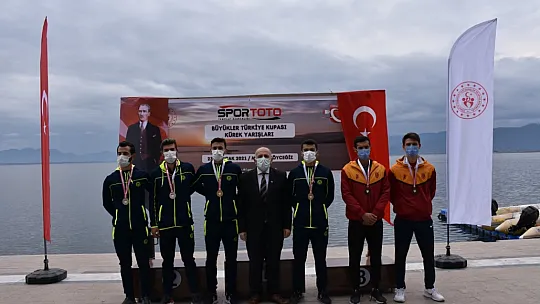 Ezeli rekabet kürek yarışlarında yaşandı