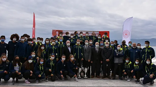 Ezeli rekabet kürek yarışlarında yaşandı