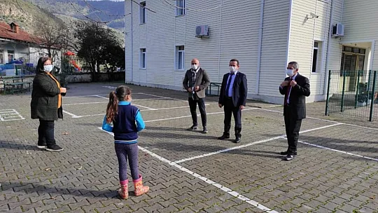 İlçe Başkanı Öztürk açılan okulları ziyaret etti