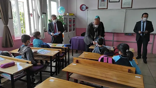 İlçe Başkanı Öztürk açılan okulları ziyaret etti