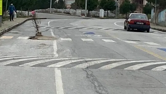 Fıkraları aratmayacak görüntü: 'Yaya geçidi sizlere ömür'